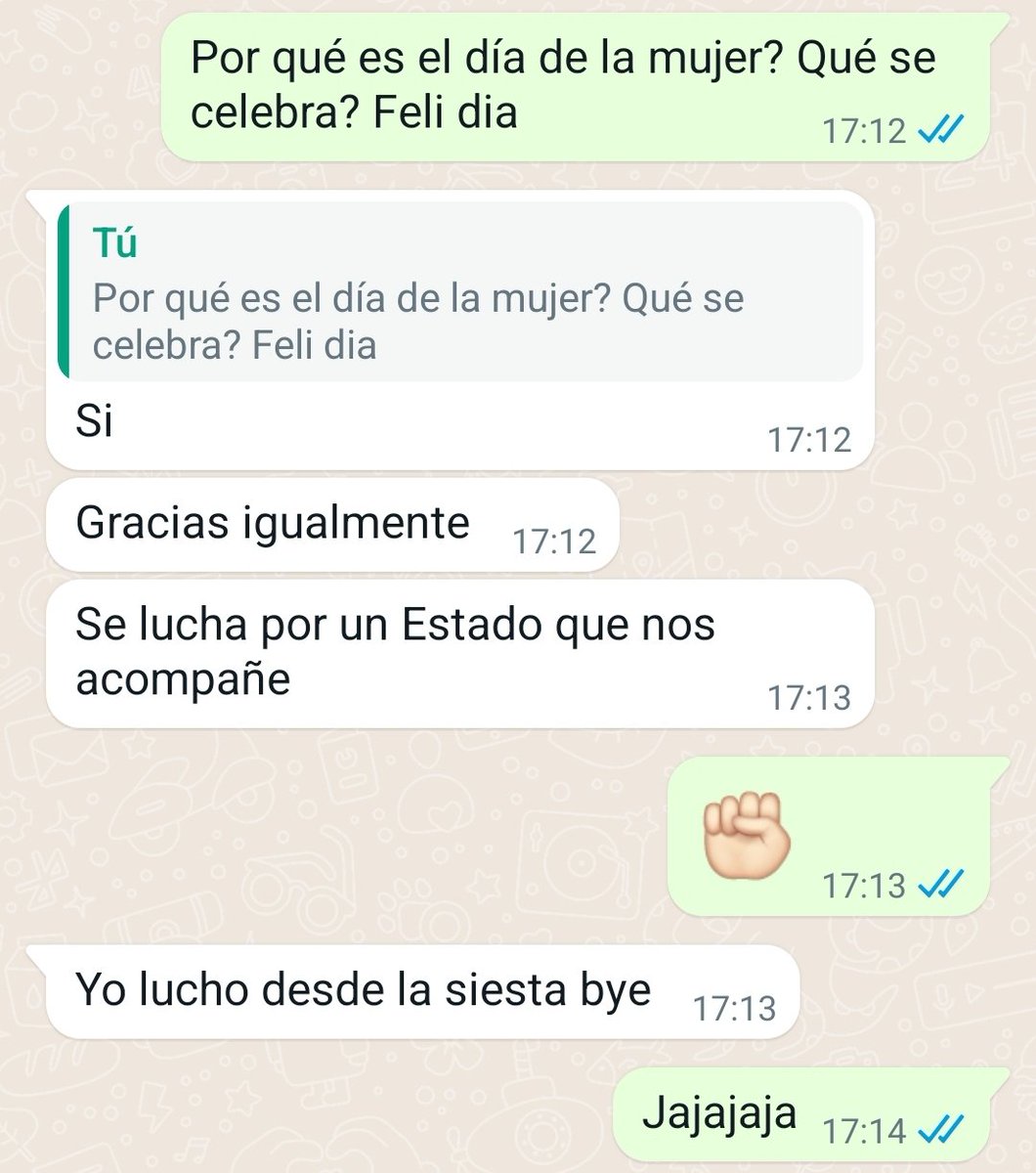 No sé qué es peor: yo viviendo en un termo (pregunté en serio), mi novia no contestando nunca en serio, o que sea empleada estatal y duerma siesta todos los días...