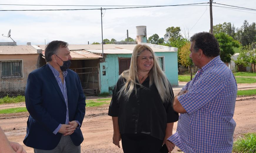 felipemichlig's tweet photo. Recorrimos el Ctro de Participación Comunitaria, el nuevo refugio de animales y se brindaron detalles de la Expo Dinosaurios. Nos acompañaron @mogonzalez67 e Ignacio Lemos. A través de una gestión ordenada y transparente CERES SIGUE PROGRESANDO.  +Info: https://t.co/yu0SFrAjnc https://t.co/CeI1D2I6qu