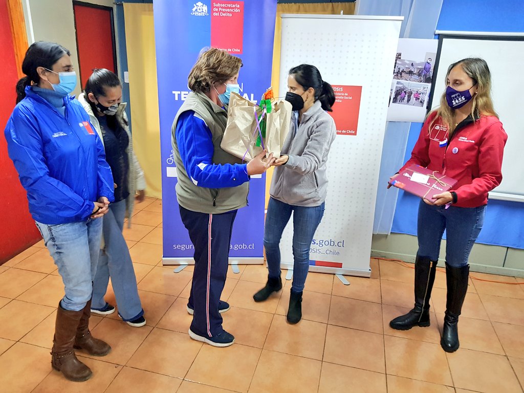 [HOY] en #ElDiaInternacionalDeLaMujer reconocimos a dirigentas e integrantes de las JJ.VV. que son parte de #BarriosPrioritarios en Coyhaique. Estas mujeres líderes, empoderadas y ejemplares han sido un importante aporte para el desarrollo y fortalecimiento de su comunidad