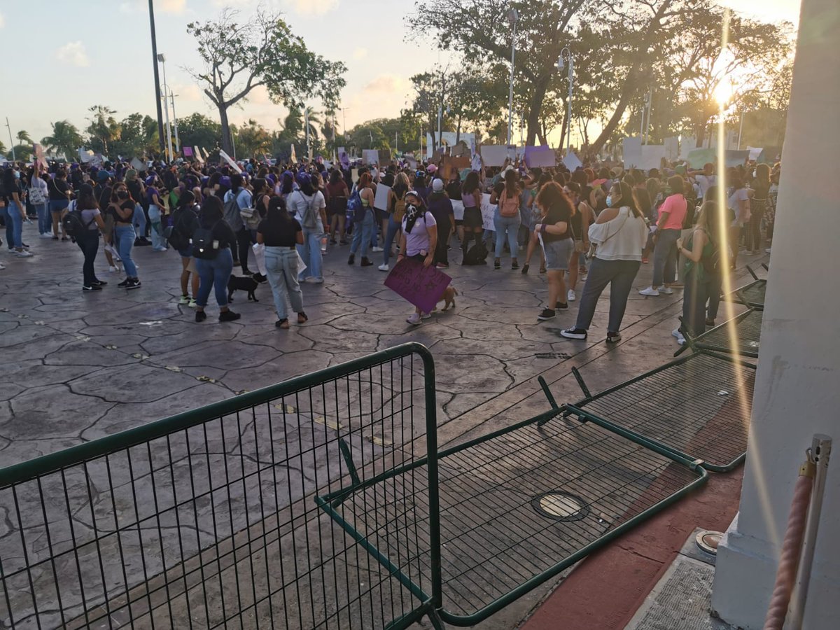 bricenorafa's tweet photo. Palacio de gobierno en #Chetumal refleja la exigencia de Colectivos por justicia y alto a los feminicidios durante la marcha #8Marzo2022 #8Marzo https://t.co/cA4cmgSHMK