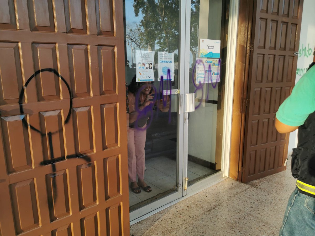 bricenorafa's tweet photo. Palacio de gobierno en #Chetumal refleja la exigencia de Colectivos por justicia y alto a los feminicidios durante la marcha #8Marzo2022 #8Marzo https://t.co/cA4cmgSHMK