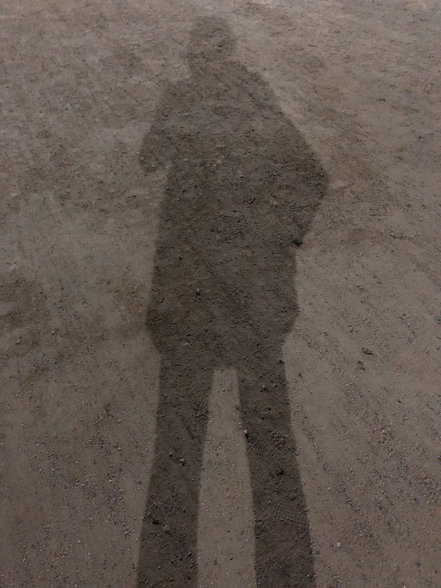 kami_rock's tweet photo. 昨晩の影の自撮り📷
良質な地面に絶妙な陰影。
#夜散歩 #影好き #自分の影を追いかけて #影踏み #CoolShadow https://t.co/SEO7XoSeLf