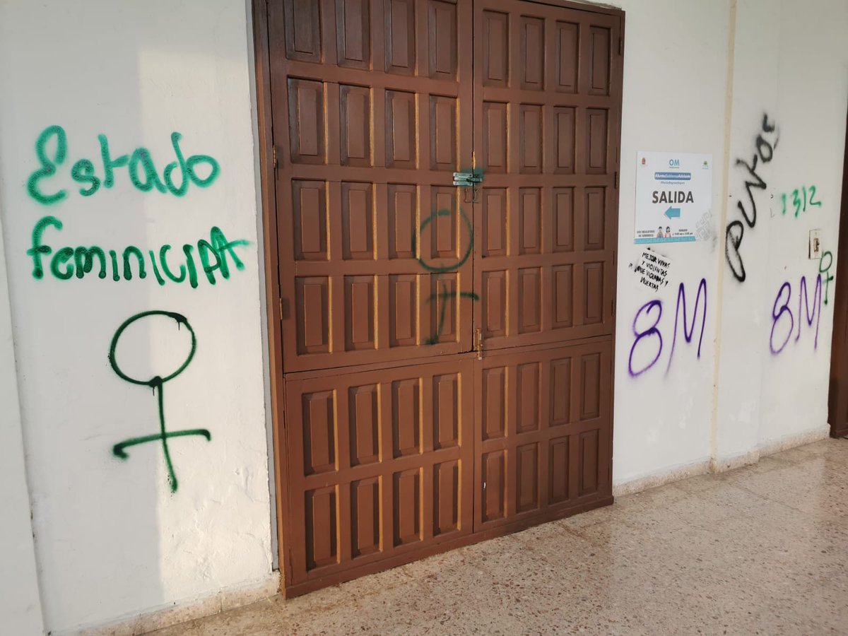 bricenorafa's tweet photo. Palacio de gobierno en #Chetumal refleja la exigencia de Colectivos por justicia y alto a los feminicidios durante la marcha #8Marzo2022 #8Marzo https://t.co/cA4cmgSHMK