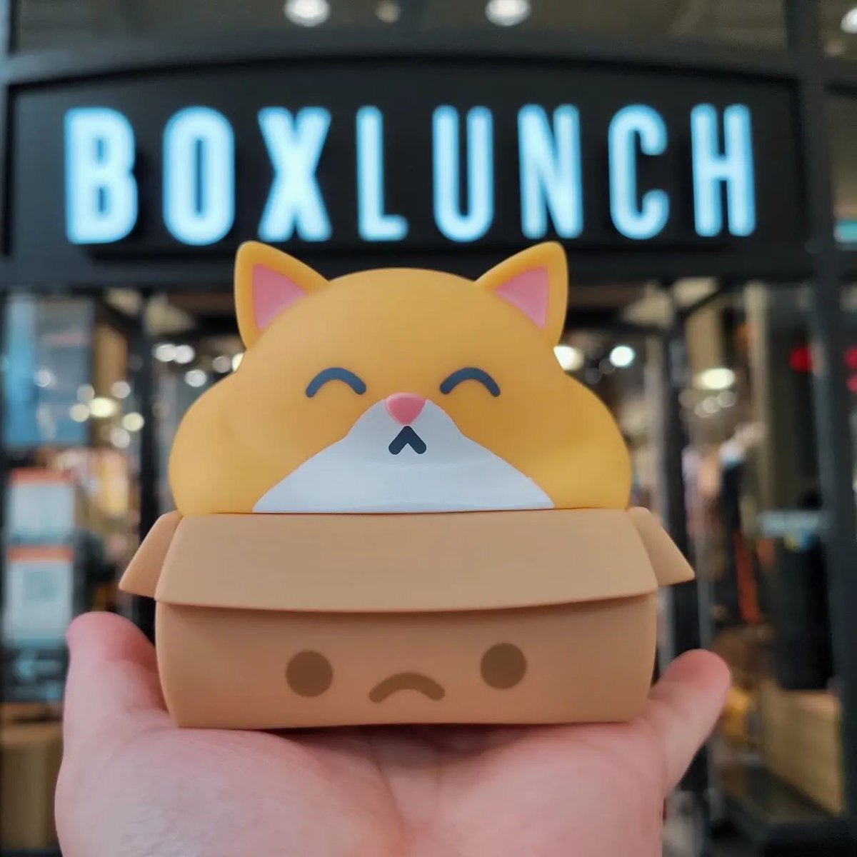 BoxLunchGifts's tweet image. Certified chonky trash kitty 💯 Yes, you need this @100soft vinyl night light cat! bit.ly/34rc9cx