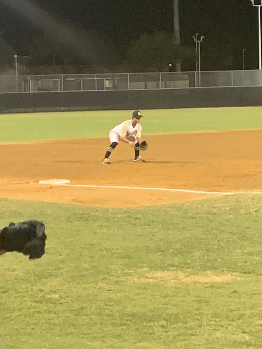 andyfleischack1's tweet photo. Roos Road Show up at Mitchell tonight for the district battle vs Sunlake. 25 American Logan Koslin at the hot corner for Mitchell. #rolltier @_GoRoos @JWMitchellBase2 https://t.co/JOzZtEfAi9