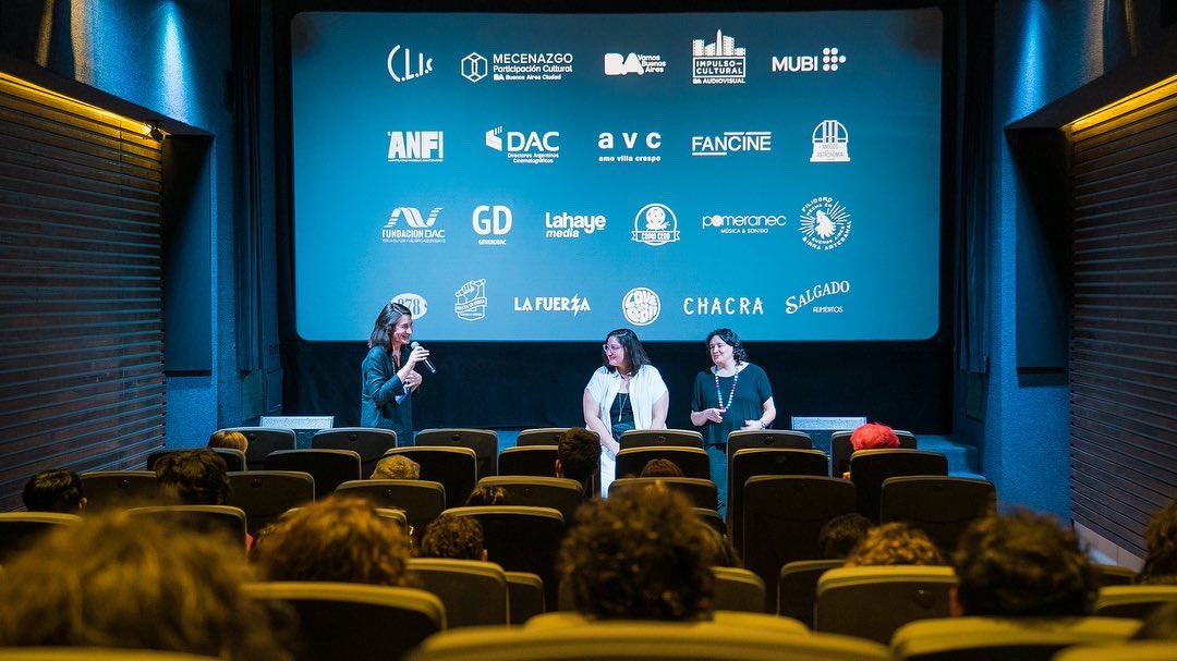 dacdirectores's tweet photo. 👏Apertura de VECINE - Festival de Cine de Villa Crespo
🎥Proyección de “Archivo de la Memoria Trans” de las directoras Agustina Comedi y Mariana Bomba, producida por Vanessa Ragone
💚Mes de Mujeres en DAC💜
#agustinacomedi #marianabomba #mesdelamujer #vecine #vanessaragone https://t.co/Y7RypzbYht
