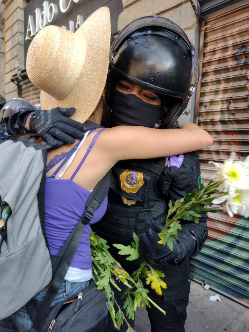 rturrent's tweet photo. Hoy miles de mujeres marchamos de manera pacífica. Muchísimas de nosotras llevamos flores a las compañeras policías como acto simbólico y muestra de solidaridad. El #8M es de ellas también.

Les dejo algunas imágenes de hoy 
#8MPacifico 💜💚 https://t.co/KHwYocRlCt