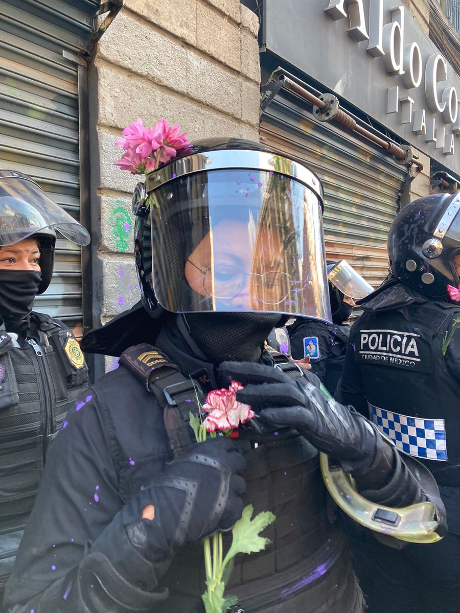 rturrent's tweet photo. Hoy miles de mujeres marchamos de manera pacífica. Muchísimas de nosotras llevamos flores a las compañeras policías como acto simbólico y muestra de solidaridad. El #8M es de ellas también.

Les dejo algunas imágenes de hoy 
#8MPacifico 💜💚 https://t.co/KHwYocRlCt