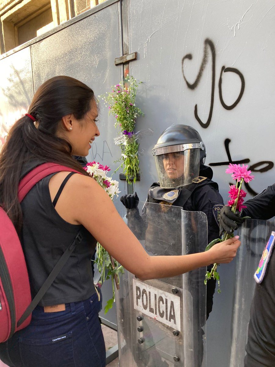 rturrent's tweet photo. Hoy miles de mujeres marchamos de manera pacífica. Muchísimas de nosotras llevamos flores a las compañeras policías como acto simbólico y muestra de solidaridad. El #8M es de ellas también.

Les dejo algunas imágenes de hoy 
#8MPacifico 💜💚 https://t.co/KHwYocRlCt