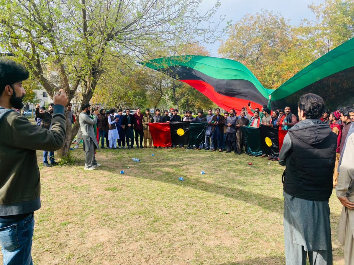 PYO_CP_Official's tweet photo. صدر پیپلز یوتھ آرگنائیزیشن پنجب محسن ملہی کی قیادت میں نوجوانوں کا بڑی تعداد ڈی چوک کی ��رف بھرتی ہوئ۔ #AwamiLongMarch27thFeb https://t.co/7dc7ILpqrH