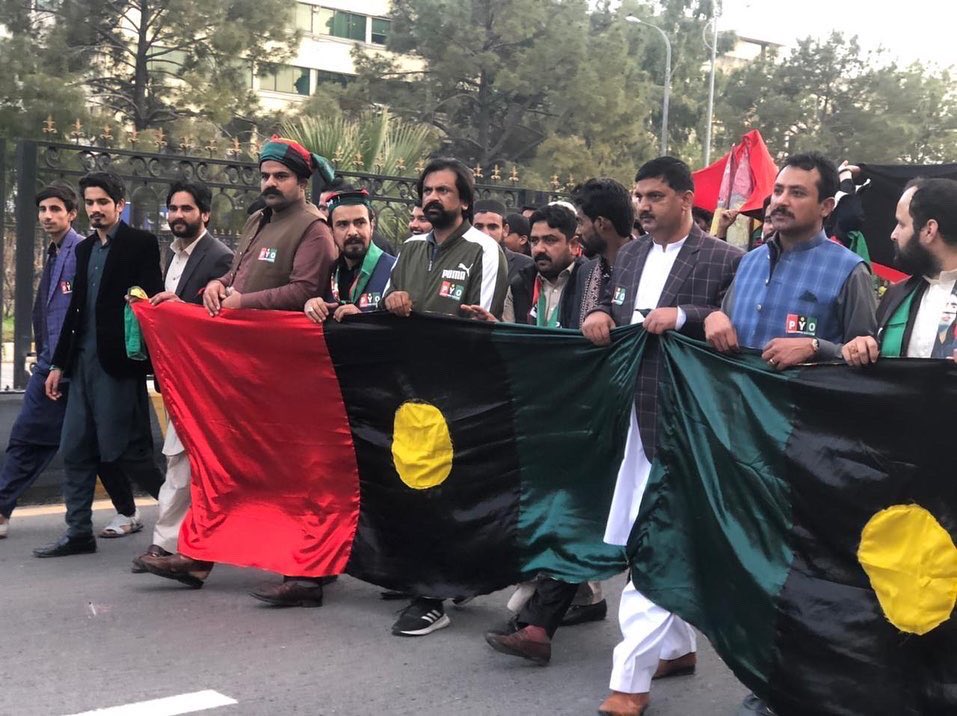 PYO_CP_Official's tweet photo. صدر پیپلز یوتھ آرگنائیزیشن پنجب محسن ملہی کی قیادت میں نوجوانوں کا بڑی تعداد ڈی چوک کی ��رف بھرتی ہوئ۔ #AwamiLongMarch27thFeb https://t.co/7dc7ILpqrH