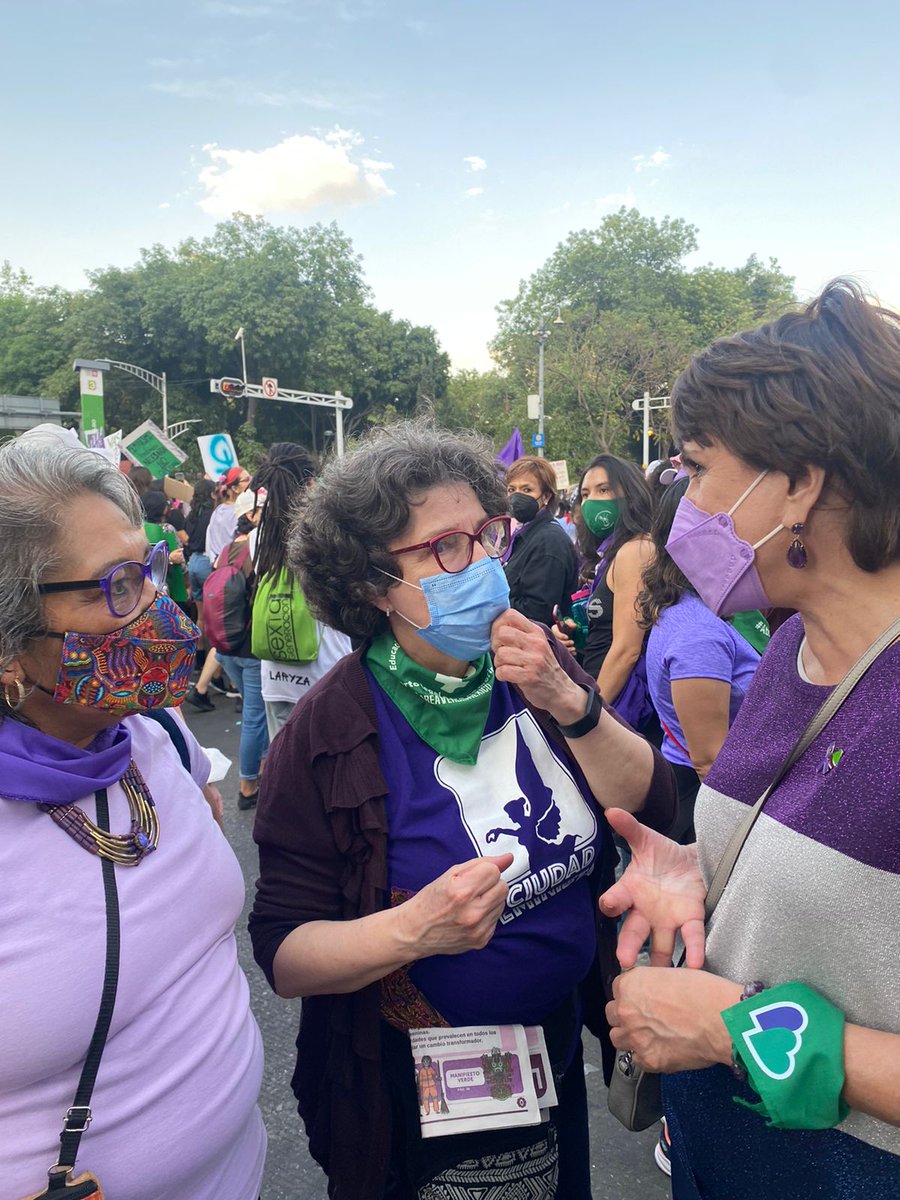 PatriciaMercado's tweet photo. Este movimiento no nació ayer, tiene una historia de décadas y ahora es más fuerte porque así lo han hecho las más jóvenes.

Las feministas de mi generación estamos aquí, con ellas.

#8Marzo2022 
#NiUnaMenos 
#DiaInternacionalDeLasMujeres 
💜💚 https://t.co/iNnsDyFXO4