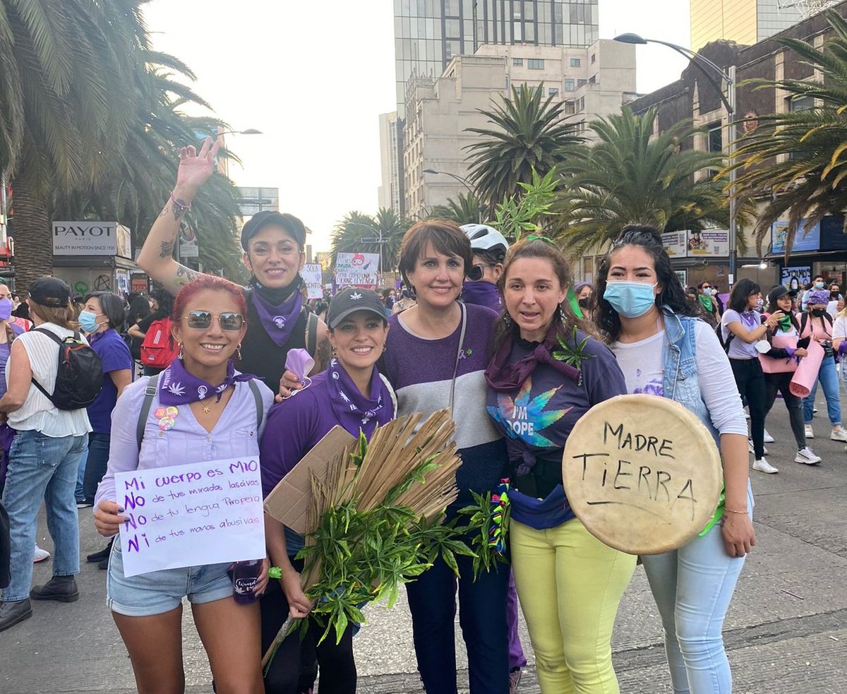 PatriciaMercado's tweet photo. Este movimiento no nació ayer, tiene una historia de décadas y ahora es más fuerte porque así lo han hecho las más jóvenes.

Las feministas de mi generación estamos aquí, con ellas.

#8Marzo2022 
#NiUnaMenos 
#DiaInternacionalDeLasMujeres 
💜💚 https://t.co/iNnsDyFXO4