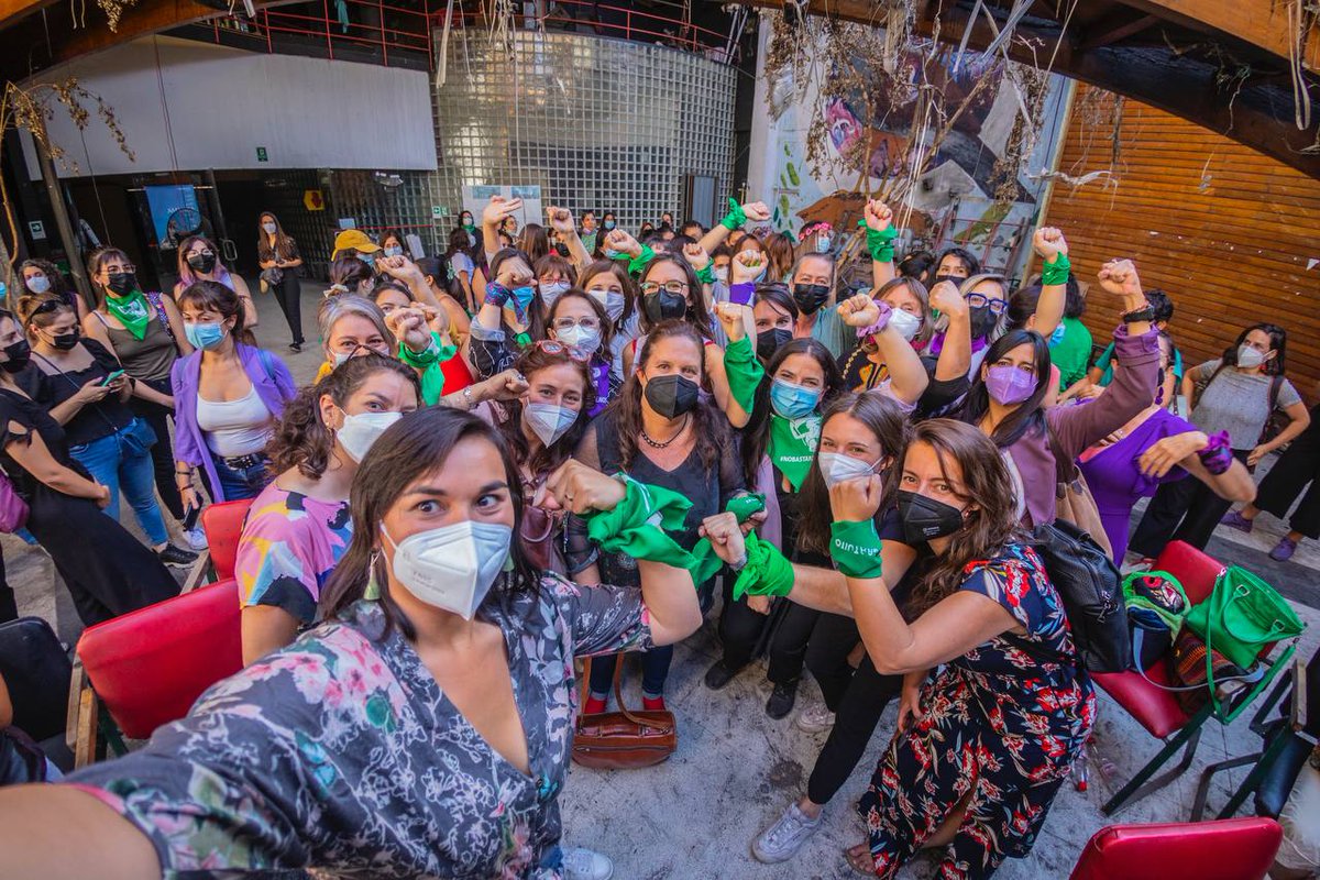 begoyarza's tweet photo. Ministras y subsecretarias del futuro gobierno marchamos este #8M unidas, porque #NiUnPasoAtras seguimos!!! https://t.co/R2Wek0CZqB