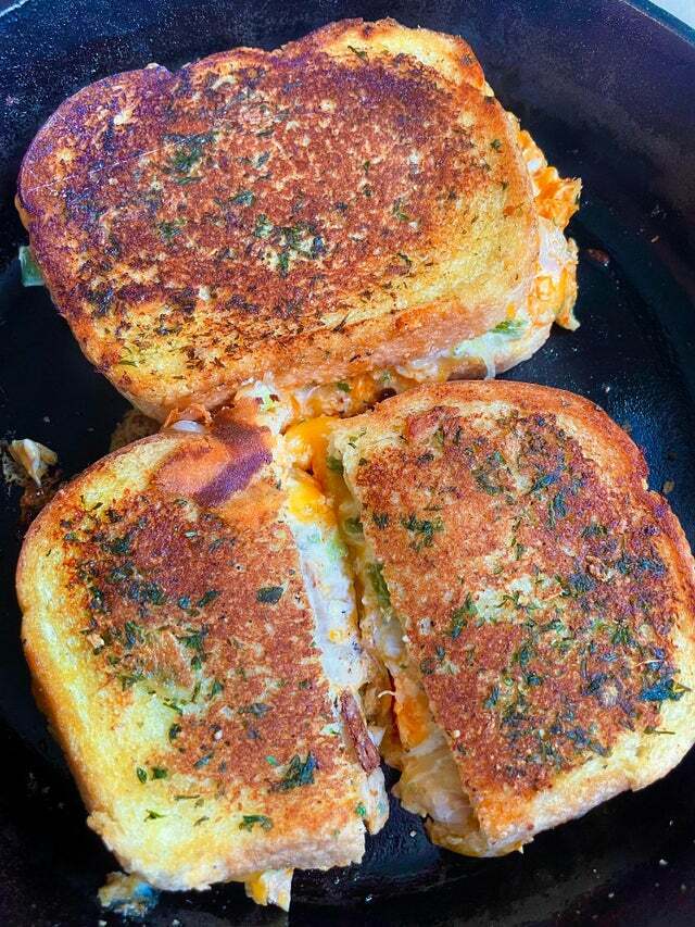 foodietechlab's tweet photo. [Homemade] Buffalo chicken melt on garlic bread #viral #trending #foodie #foodblogger #foodphotography #ff #tbt #ico https://t.co/FvhNF4RZco