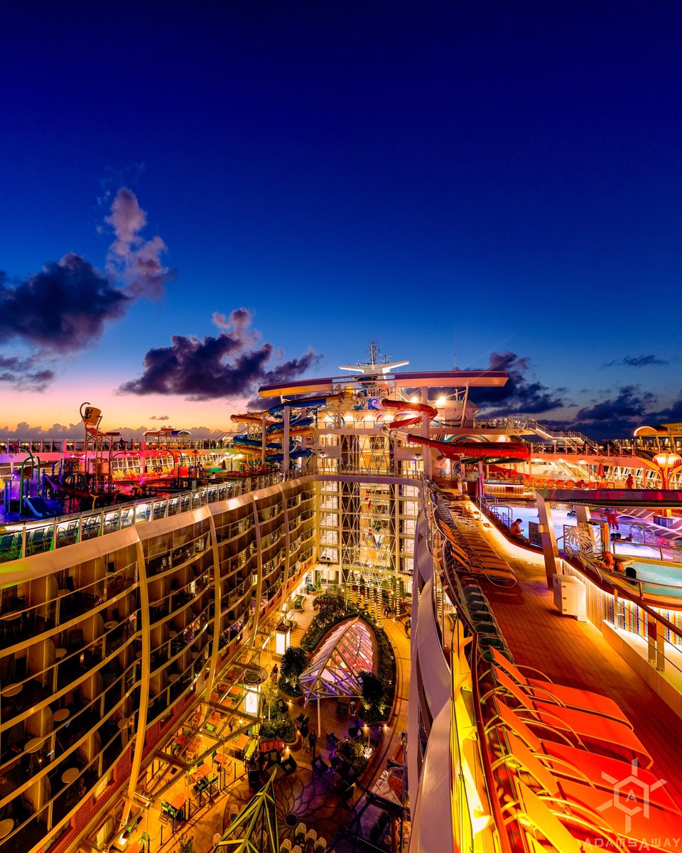 AdamsAway_'s tweet photo. @RoyalCaribbean got the name of this ship right! She really is a #WonderoftheSeas https://t.co/9dr4winY6Z