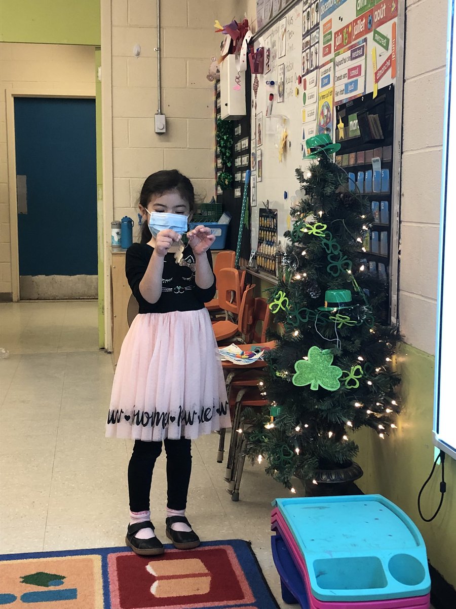Madame_Kennedy's tweet photo. Lots of St. Patrickโs Day fun has started in our kindergarten classroom! ๐๐๐ #sensorybin #collaborativeposter #stpatricksdaytree #StPatricksDay @MDEschool @NLESDCA @artwithjennyk https://t.co/mJycWRZn87
