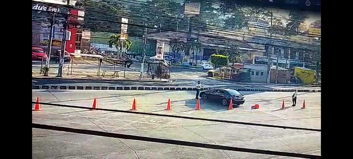 VMTElSalvador's tweet photo. El hecho sucedió en la intersección del blvr. del Ejército y Rosario Sur. Afortunadamente, nuestro gestor se encuentra bien a pesar de haber sido arrastrado por varios metros.

Agentes de la @PNCSV detuvieron al responsable de este hecho, quien deberá responder ante la justicia. https://t.co/r6RNBWEJvA