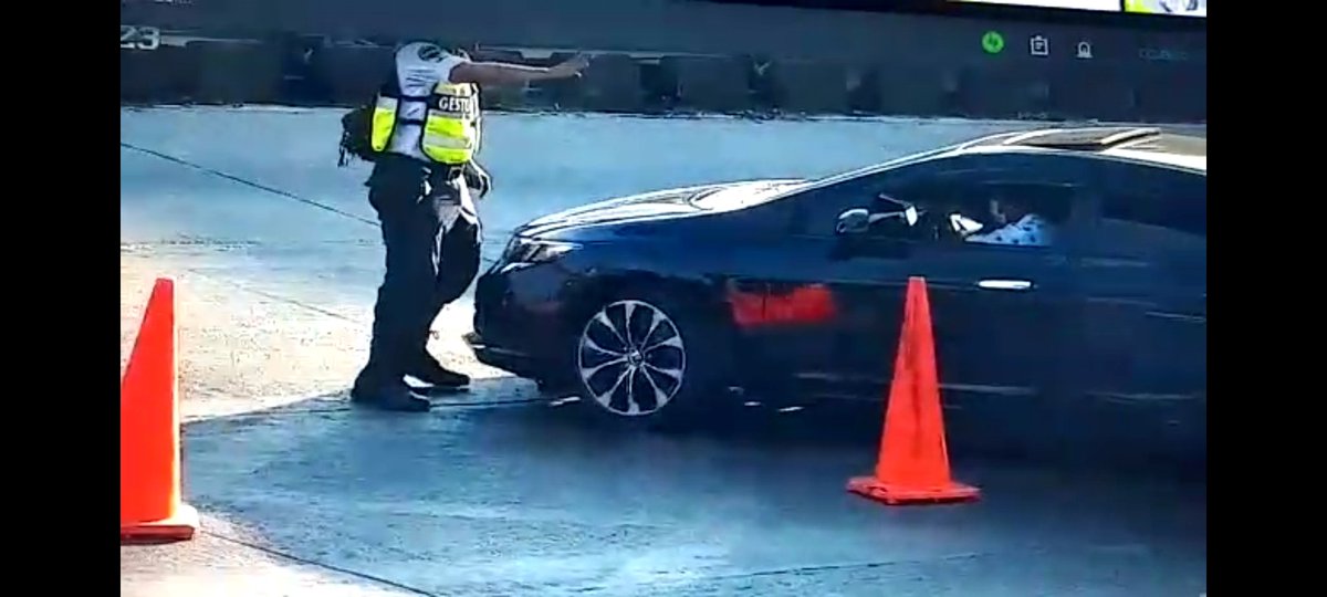 VMTElSalvador's tweet photo. El hecho sucedió en la intersección del blvr. del Ejército y Rosario Sur. Afortunadamente, nuestro gestor se encuentra bien a pesar de haber sido arrastrado por varios metros.

Agentes de la @PNCSV detuvieron al responsable de este hecho, quien deberá responder ante la justicia. https://t.co/r6RNBWEJvA