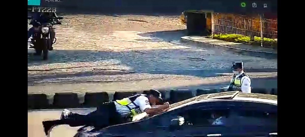 VMTElSalvador's tweet photo. El hecho sucedió en la intersección del blvr. del Ejército y Rosario Sur. Afortunadamente, nuestro gestor se encuentra bien a pesar de haber sido arrastrado por varios metros.

Agentes de la @PNCSV detuvieron al responsable de este hecho, quien deberá responder ante la justicia. https://t.co/r6RNBWEJvA