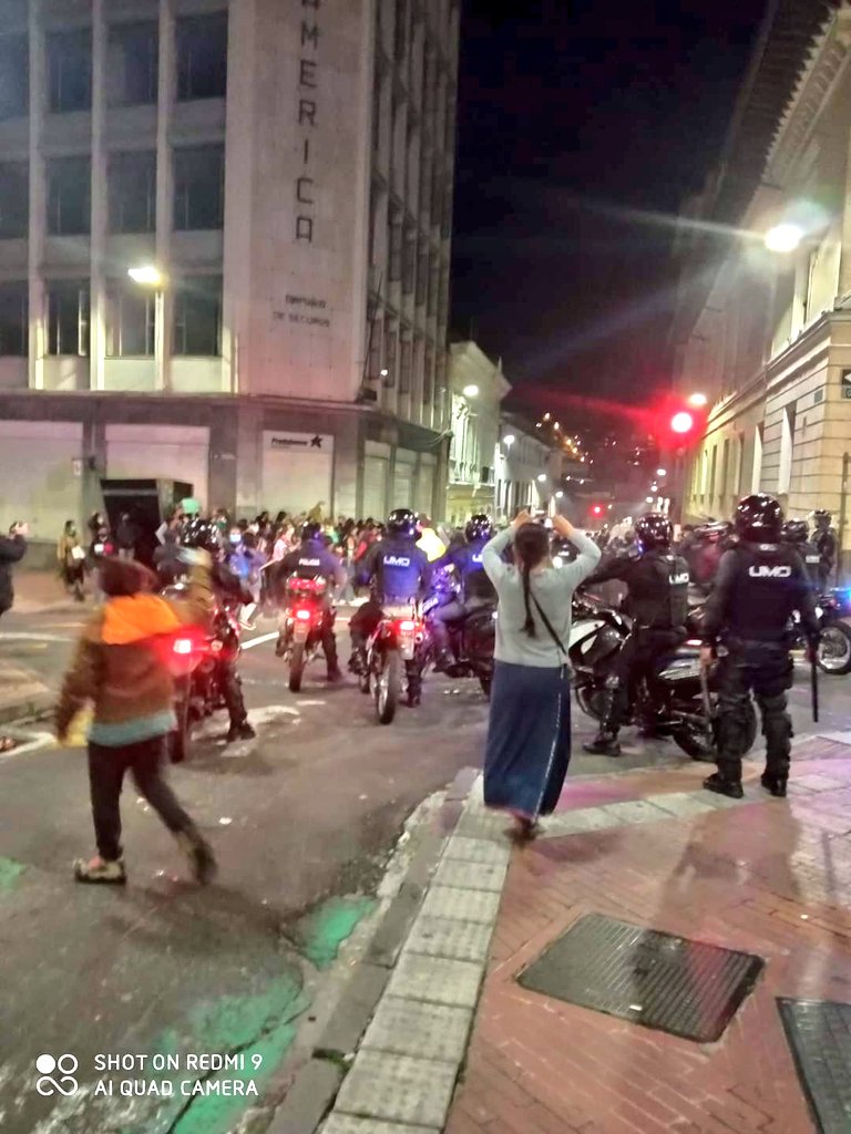 El presidente <a href="/LassoGuillermo/">Guillermo Lasso</a> repele violentamente la marcha del #8DeMarzo! En mañana dijo tener un compromiso claro con las mujeres ecuatorianas y que estaremos presentes "todos los días en la gestión de su gobierno". Tres doritos después 👇👇👇