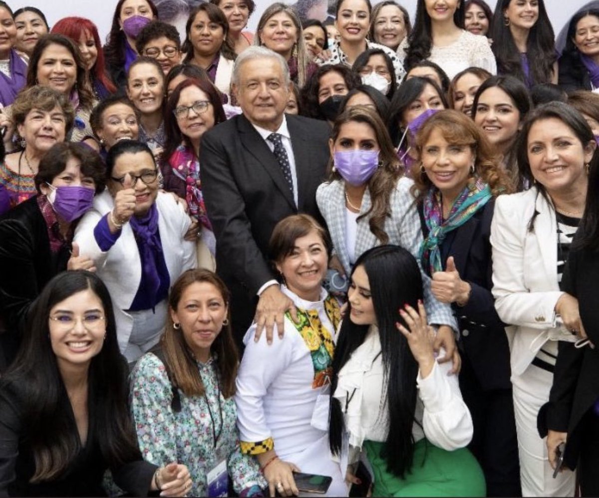 lopezdoriga's tweet photo. Así en Palacio en el #DiaInternacionalDeLaMujer "Es un honor, estar con Obrador..." le celebraron. ¿Qué opinan? https://t.co/Cbclq8jjSq