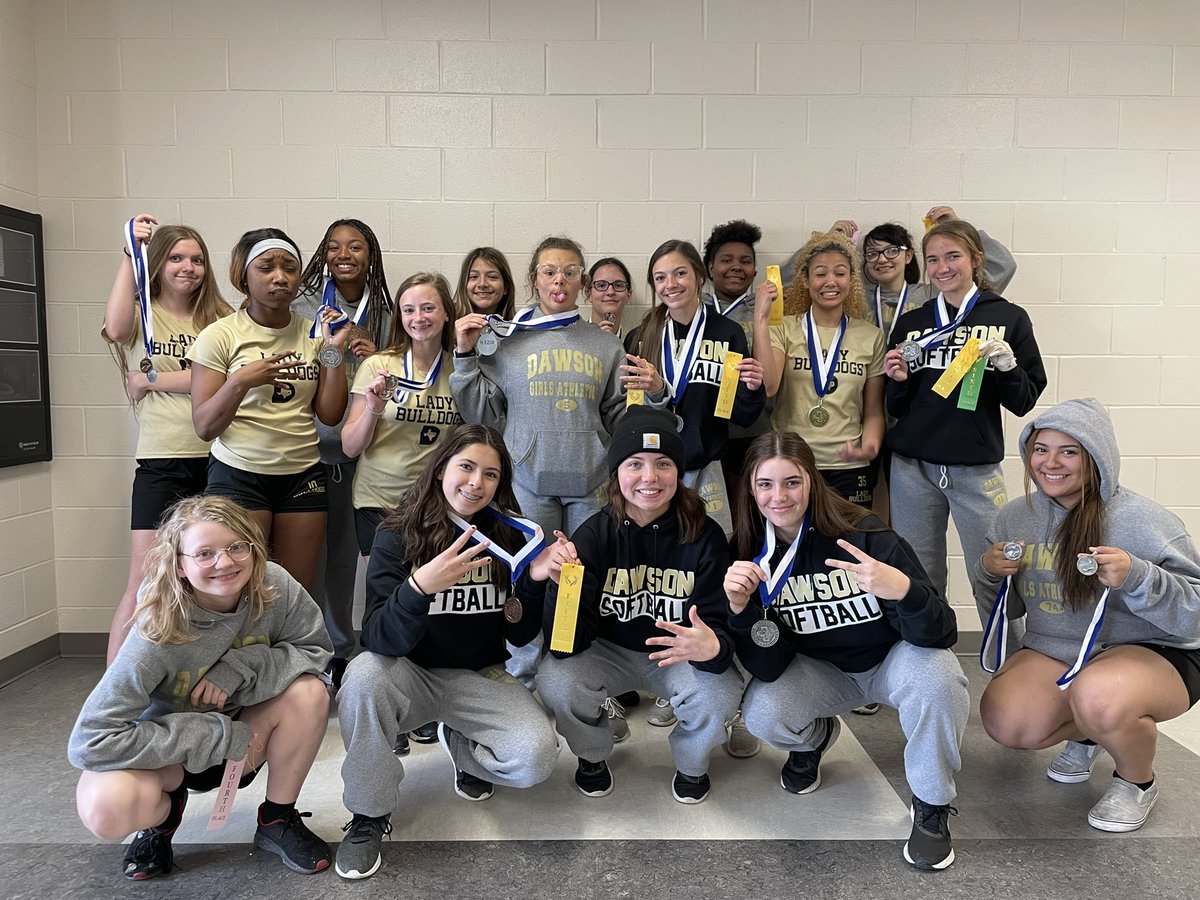 CoachRobinson87's tweet photo. “You and your opponent want the same thing. The only thing that matters is who works for it the hardest.” Dawson girls took home some medals last meet 🏅 #ILoveTrackSeason #trackandfield @disdtx @DawsonAthletics https://t.co/gnxdANpfoW