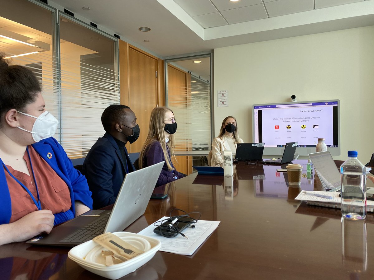#YouthChampions4Disarmament were welcomed by @StephDujarric &amp; attended the <a href="/UN/">United Nations</a>’s noon briefing on Day 2 of their study trip at #UNHQ! As part of #IWD2022, the Champions discussed #SALW &amp; #Gender with <a href="/UN_Disarmament/">UN Office for Disarmament Affairs</a>'s Conventional Arms Branch &amp; heard from the #MEWMDFZ team.
