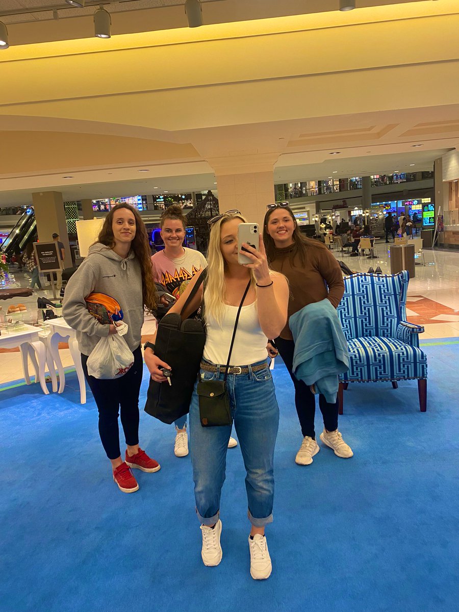 JessicaReagan22's tweet photo. Drove 10+ hours and got ready in a mall bathroom just to be here with you. 💚💚 @billieeilish  #HappierThanEver https://t.co/NHQngWjE1B