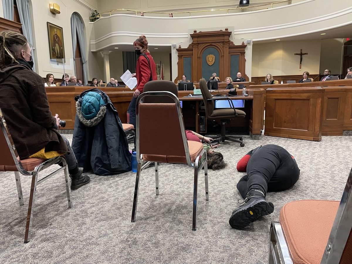 Coup d'éclat du collectif la Bande féministe au conseil municipal de Sherbrooke.  #rces  #conseilmunicipal