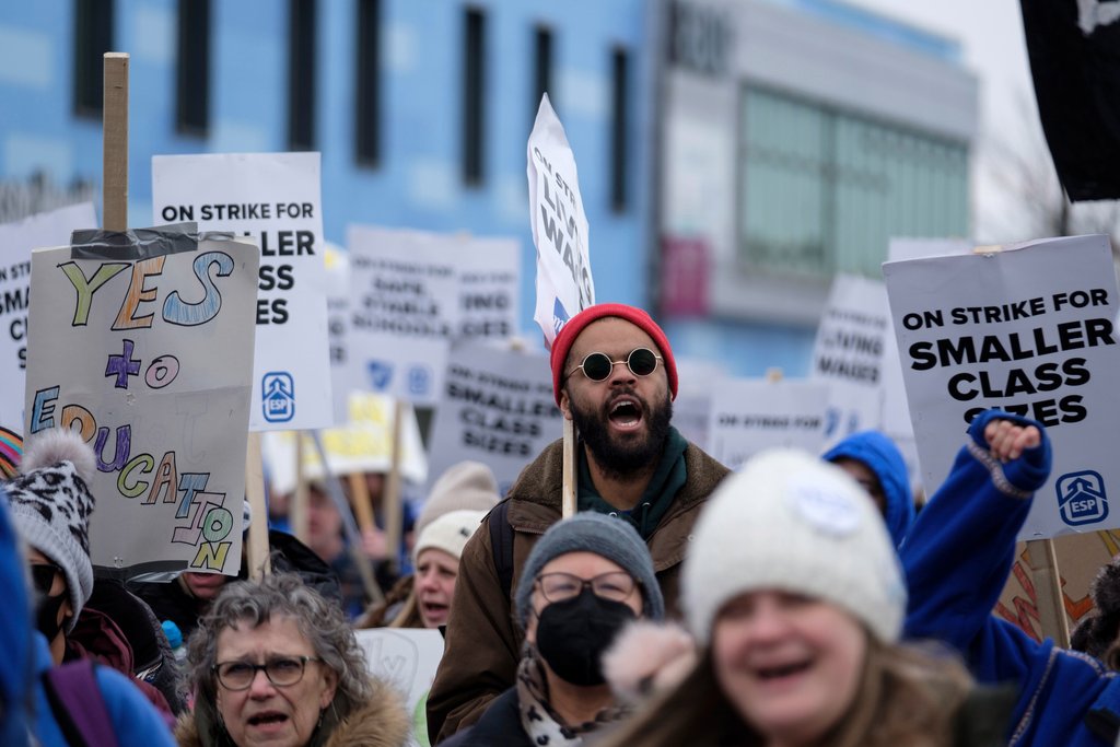 Minneapolis public school teachers and school staff are on strike this morning for the first time in more than 50 years. This morning, thousands of educators and supports in Minneapolis had walking picket lines outside schools. (📸 by Tim Evans)
mprnews.org/story/2022/03/…