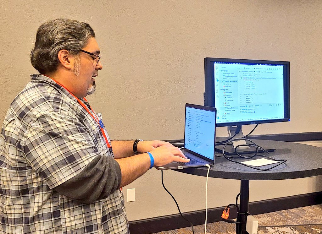 codehtmai's tweet photo. The great @odoenet demos Calcite usage with frameworks during SpeedGeeking at the #Esri #DevSummit https://t.co/t7hMCxViYx