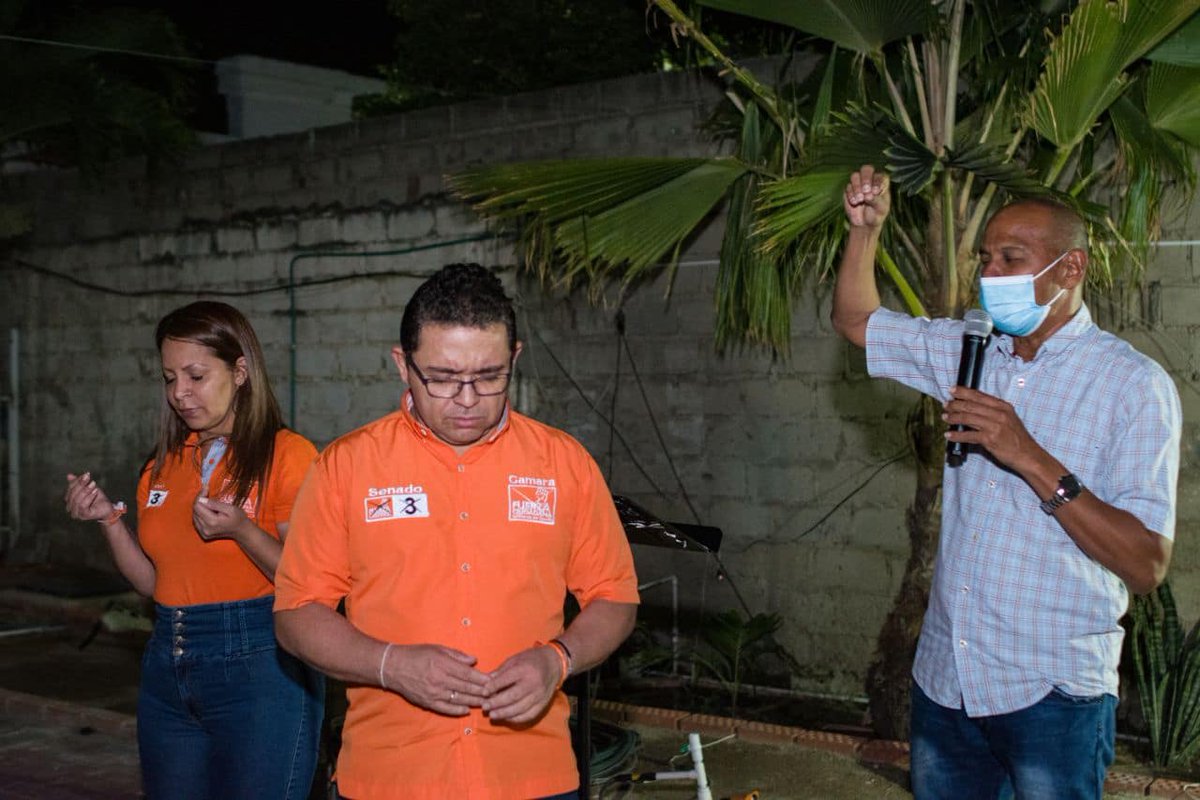 RafaMartinez3_'s tweet photo. "Junto a líderes y lideresas del Sector Religioso estuvimos dialogando sobre el modelo de gobierno que aspiramos construir en el país, y la importancia del derecho a la libertad religiosa de todos los colombianos. Este 13 de marzo lograremos hacer el cambio": @mrafael70. https://t.co/oKSxrv8JYG
