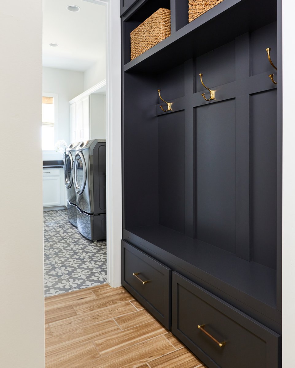 lexiwestergard's tweet photo. Create welcoming places to perch while you pull off shoes, hang your hat, and store away the day. 

#38thStreetProject // #LWSimplyBeautifulLiving // Photography by @johncwoodcock https://t.co/CBy6WHunIH