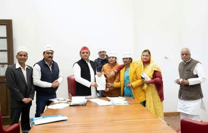 <a href="/yadavakhilesh/">Akhilesh Yadav</a> 
<a href="/proframgopalya1/">Prof. Ram Gopal Yadav</a> 
<a href="/oprajbhar/">Om Prakash Rajbhar</a> 
कोई भी बेरोजगार युवा हार नहीं सकता, बुजुर्गों के बुढ़ापे की पेंशन, किसान का हक, बेटियो की सुरक्षा एवं शिक्षा, नौनिहालों का भविष्य यूं मिट नहीं सकता, भारत का लोकतंत्र जिन्दा रहेगा। समाजवादी पार्टी की सरकार 10को पूर्ण बहुमत से आ रही है।