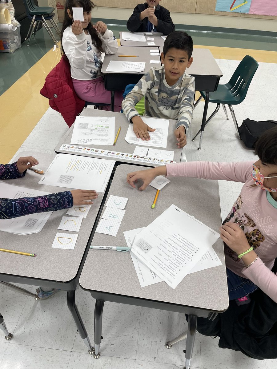 SoniaCorrales10's tweet photo. Third graders investigating the question before they choose the worst answer, the distractor and the correct answer #IQslapdown #Lead4ward @SophiaVFierro1 https://t.co/I9RGnZglpl