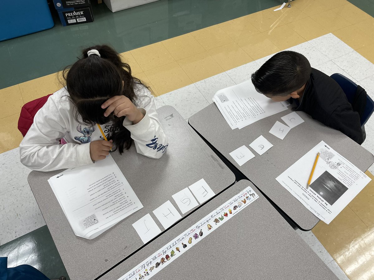 SoniaCorrales10's tweet photo. Third graders investigating the question before they choose the worst answer, the distractor and the correct answer #IQslapdown #Lead4ward @SophiaVFierro1 https://t.co/I9RGnZglpl