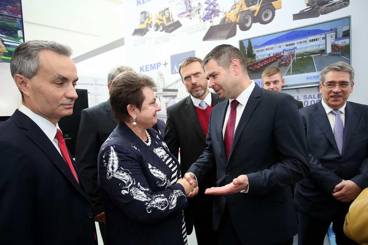 Here you see governor Orlova in Brno, Czech Republic. What is she doing there? Well, she's buying kits for her home-produced tractors. In 2017 she bough 100 kits from Zetor Tractor company, in 2018 - 450. That's how she's import-substituting. Putin must be proud