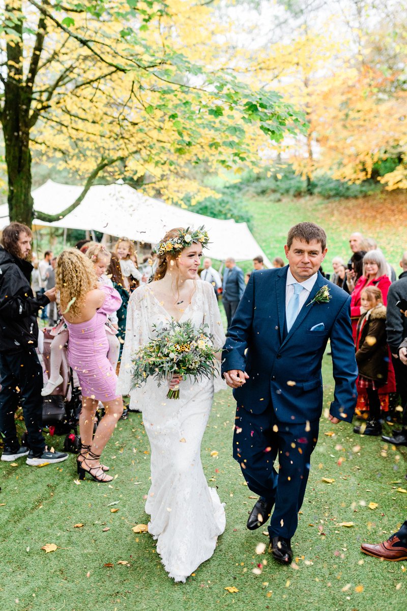 Look at this beautiful and natural confetti from @pollyspetals1 the colours are stunning. 
Photography by @tarastattonphotography