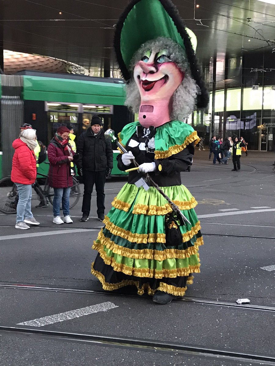 🇨🇭…ich lese und schreibe keine Tweeds über #Corona, oder die #Ukraine, ich geniesse die #Basler_Fasnacht und versuche mit meinen Fasnachts-Tweeds, ein wenig gute Stimmung in die Welt zu senden!
Und es geht mir sehr gut dabei!
#Basel