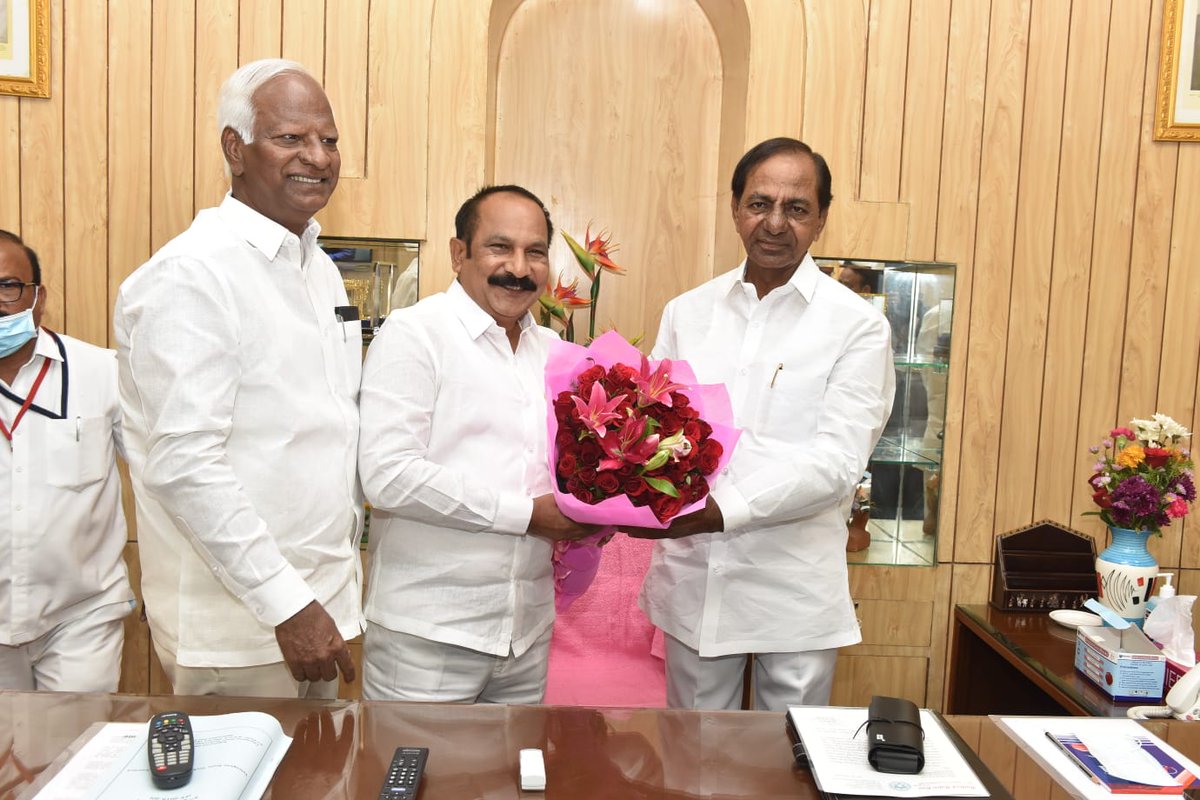 TRRTRS's tweet photo. నిరుద్యోగుల‌కు ముఖ్య‌మంత్రి  తీపి క‌బురు.
అసెంబ్లీ వేదికగా భారీ ఎత్తున 91,142 ఉద్యోగాల భర్తీకి ప్రకటన చేసిన తెలంగాణ రాష్ట్ర ముఖ్యమంత్రి శ్రీ కల్వకుంట్ల చంద్రశేఖర్ రావు గారిని మర్యాద పూర్వకంగా కలిసి కృతజ్ఞతలు తెలియజేసిన *ఎమ్మెల్సీ తక్కెళ్లపల్లి రవీందర్ రావు గారు* https://t.co/ldndOnZ6cy