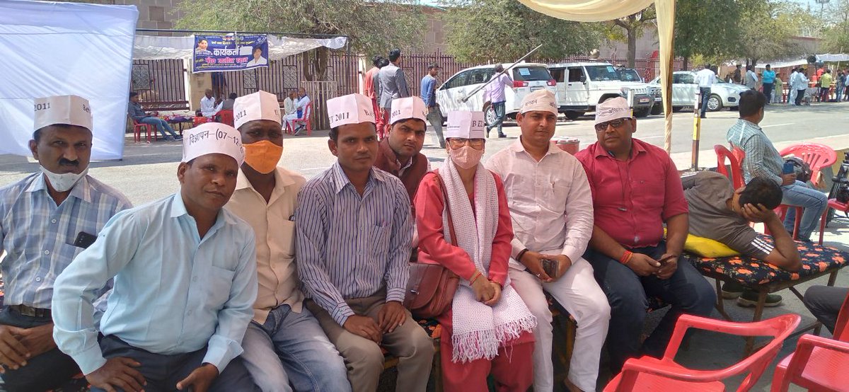 <a href="/yadavakhilesh/">Akhilesh Yadav</a>जी के आवाहन पर <a href="/yadavsunil94/">Sunil Kumar Yadav बीएड टेट2011</a>के आदेशानुसार लखनऊ जिलाध्यक्ष के नेतृत्व में बीएड टेट 2011 संगठन की लखनऊ टीम रमाबाई अंबेडकर मैदान में ईवीएम सुरक्षा को लेकर उपस्थित रहना हुआ है।अभी लोगो का आना जारी है।
इन बेइमानों को भगाना है
अखिलेश भैया को लाना है।
<a href="/Sudheer68862259/">Sudheer Singh</a>