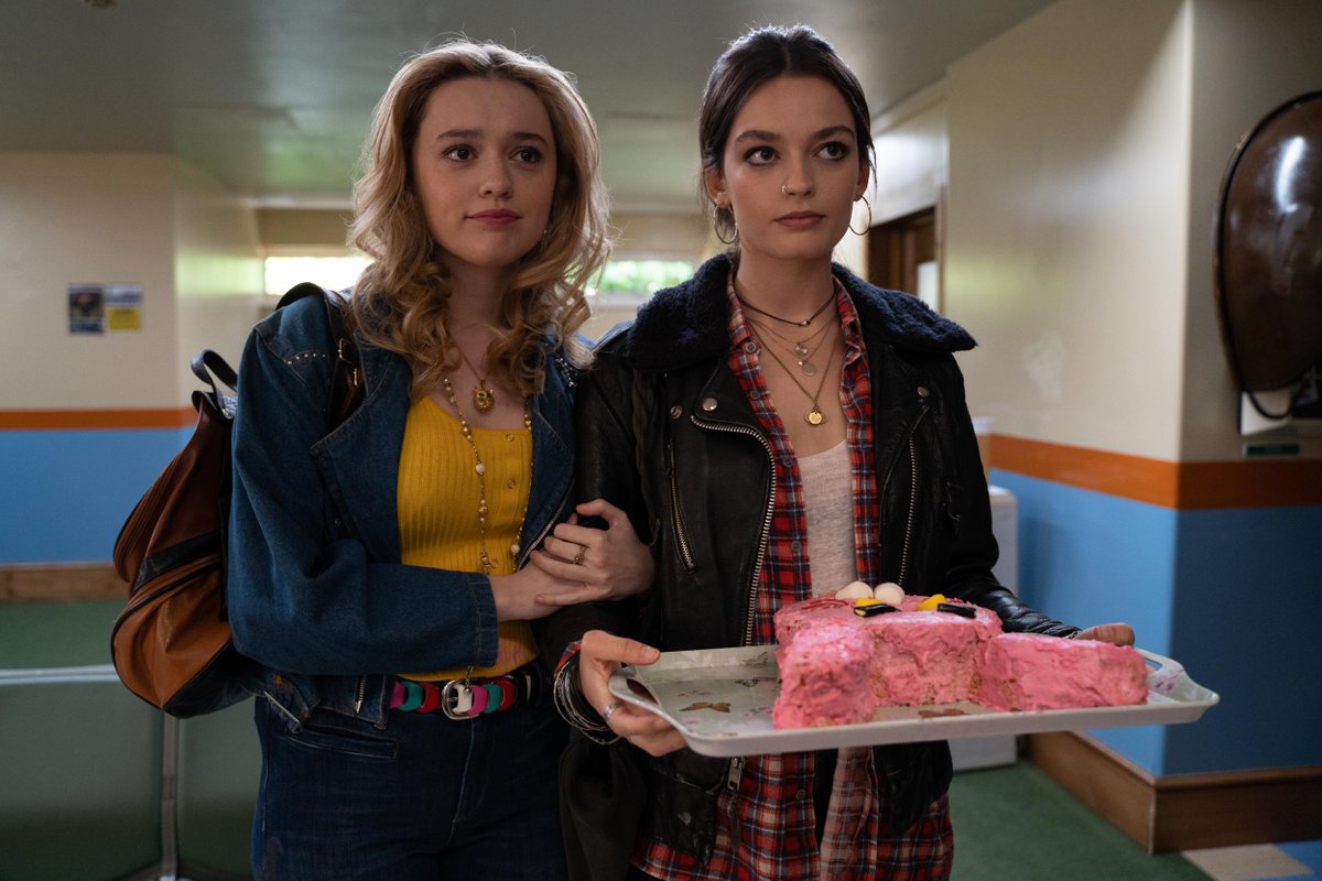 Ненасытная сериал нетфликс. Виктория педретти и пенн бэджли. Фильм ты нетфликс. 2 1 нетфликс. Эйса баттерфилд и эмма маккей.