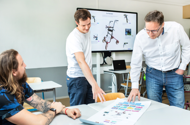 Als je weinig of niets ziet, kun je een rollator niet tegelijk met een geleidestok gebruiken. Daarom ontwikkelde Bartiméus een #SlimmeRollator waarmee ook ouderen met een visuele beperking mobiel kunnen blijven. 
ow.ly/AcQr50IeeCq

<a href="/HAN/">Hannah Donovan</a> @FAIR2Media <a href="/Bartimeusnieuws/">Stichting Bartiméus</a>