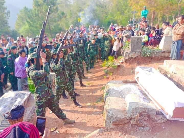 katycho22222's tweet photo. Funeral of Wilfred, a 22-year-old KNDF B-08 comrade & also a CDM police, was seriously injured in a clash in #Kadala village & died while being treated at a hospital. 🙏🏽🥀#2022Mar9Coup #WhatsHappeningInMyanmar #HoldJuntaAccountable https://t.co/dxndeilwUL
