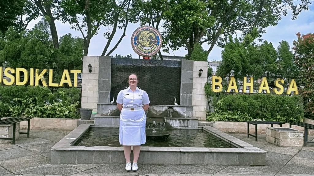 IKAHANid's tweet image. #ADFA MIDN Steph Gale commenced her Indonesian language course in Jakarta today ⚓ A longstanding opportunity for @Australian_Navy junior officers to study overseas and prepare for future opportunities to work together with #TNI through common understanding 🇮🇩🤝🇦🇺  #IWD2022