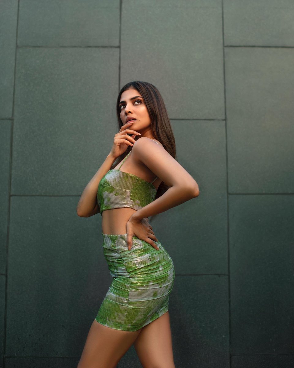 CinemaMagical's tweet photo. Glam #MalavikaMohanan 😻😻

@MalavikaM_ 
#Beast
#RadheShyam https://t.co/56CiiuKm0z