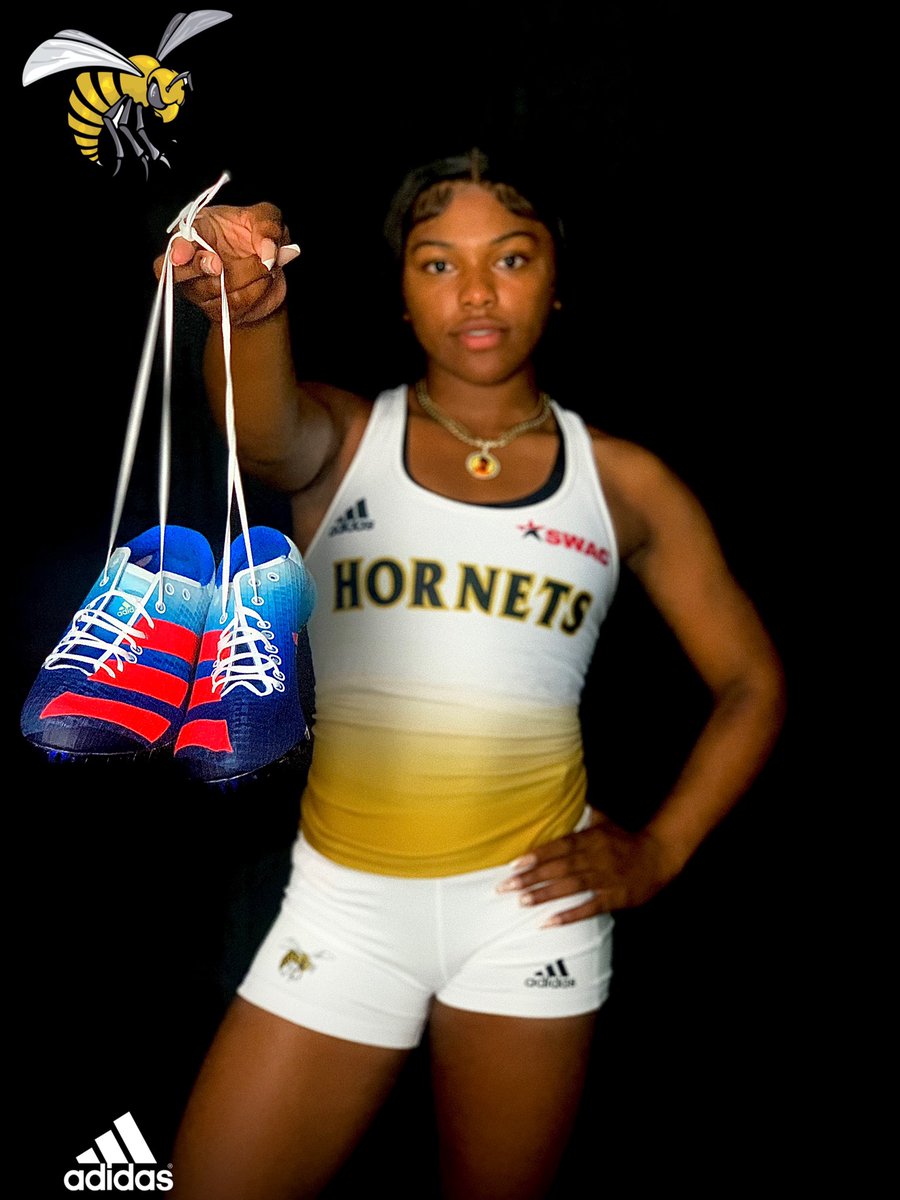 TrackgirlT's tweet photo. First official visit down in the books 💛🖤 I had such a great visit 🐝  #GOHORNETS  #notcommitted https://t.co/rSrDNOwyJM