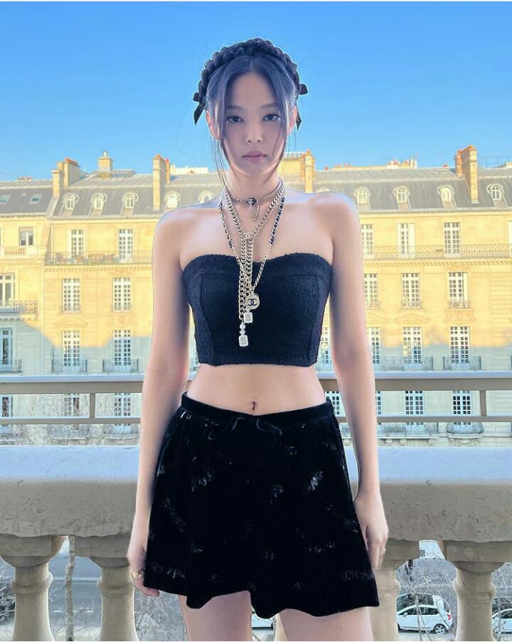 Kmagazinemx's tweet photo. #Kpop 
Hablando de mujeres fuertes y poderosas 💪🏻✨, así deslumbró #Jennie, de #BLACKPINK 🖤💖 durante la #FashionWeek de París 2022. 📸👠

Fav 🤍 si tu también quieres intentar el peinado de la #HumanChannel. 😍

@BLACKPINK https://t.co/SqA7f71url