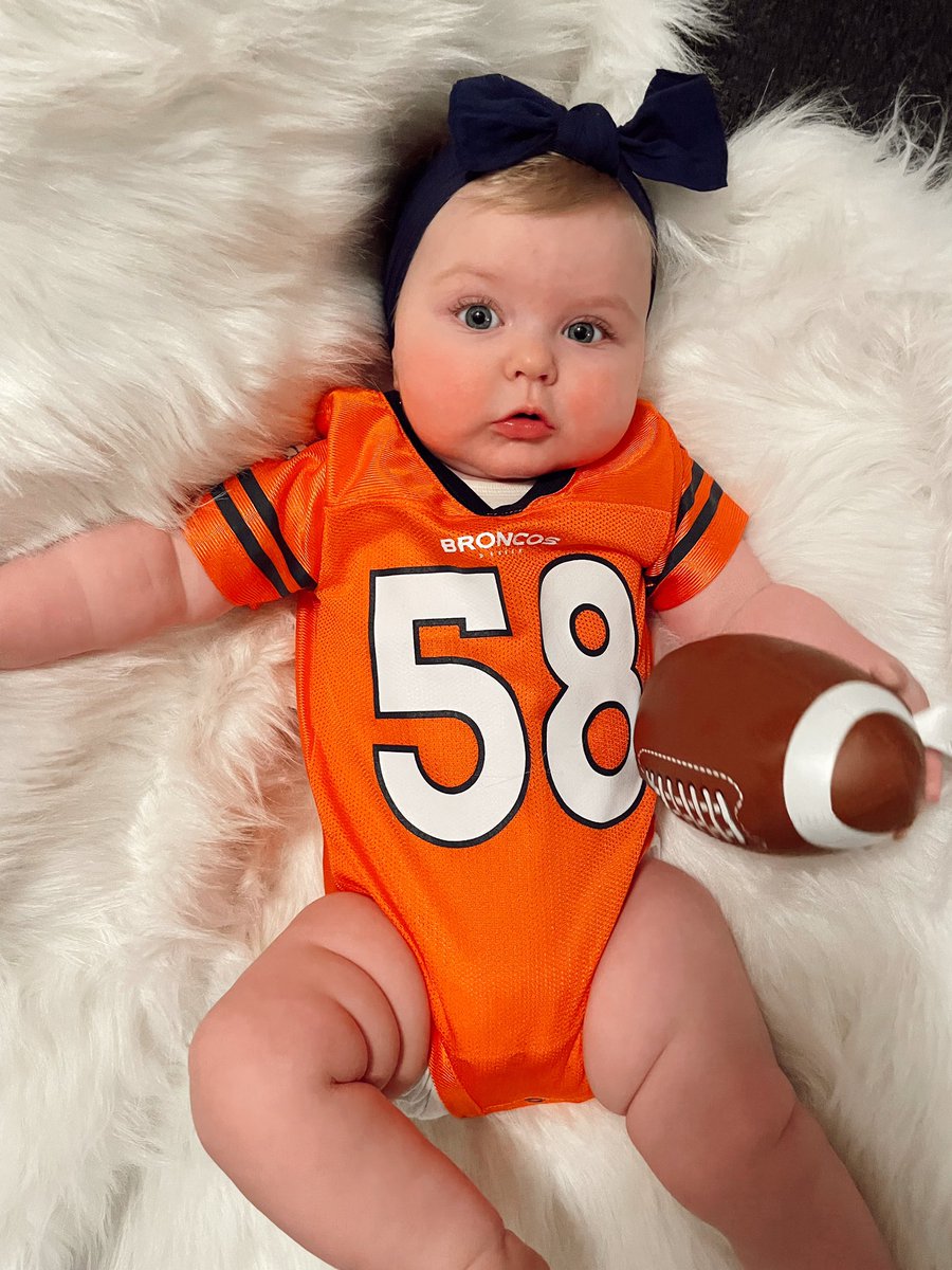 benjlist's tweet photo. @VonMiller this is Amelia, she would like you to come back home to the Broncos please! #vonmiller #BroncosCountry #DenverBroncos #cutestfan https://t.co/ozuPaebsal